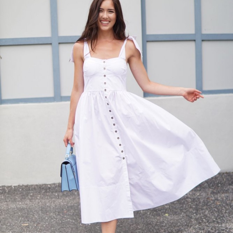 إطلالة أنيقة بالأبيض من مجموعة فيكتوريا بيكهام