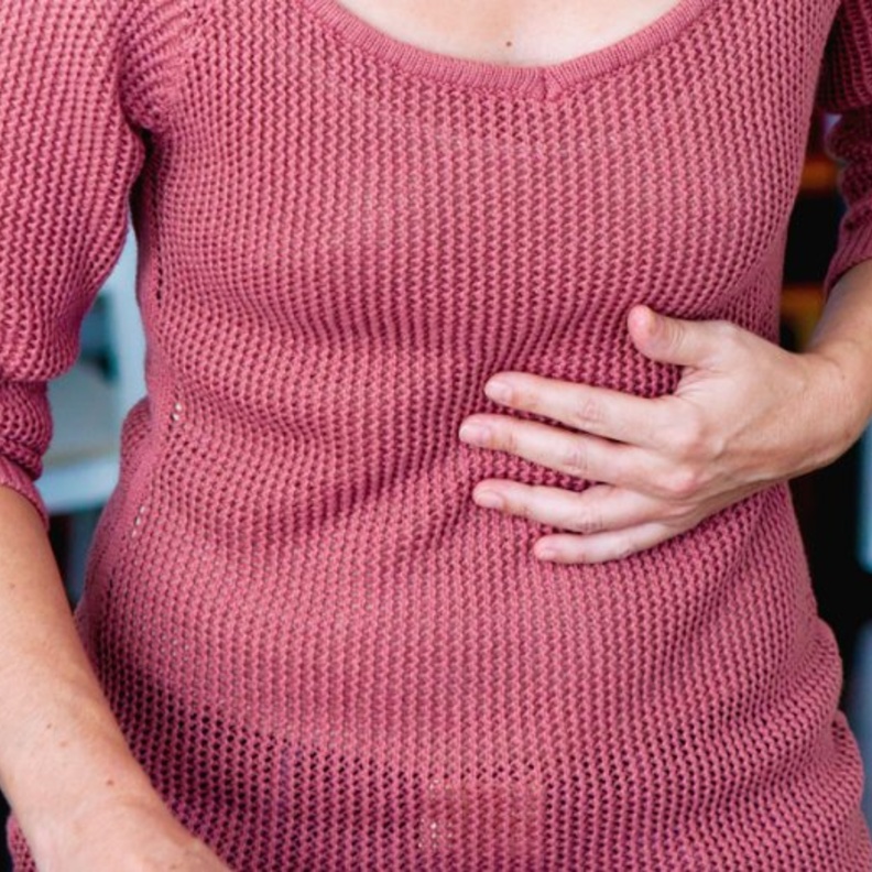  آلام أعلى البطن من أعراض التهاب البنكرياس