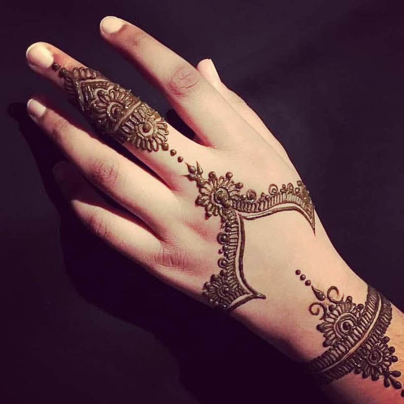 لا تنسي تزيين قدميك برسومات الحناء الاماراتي في يوم زفافك