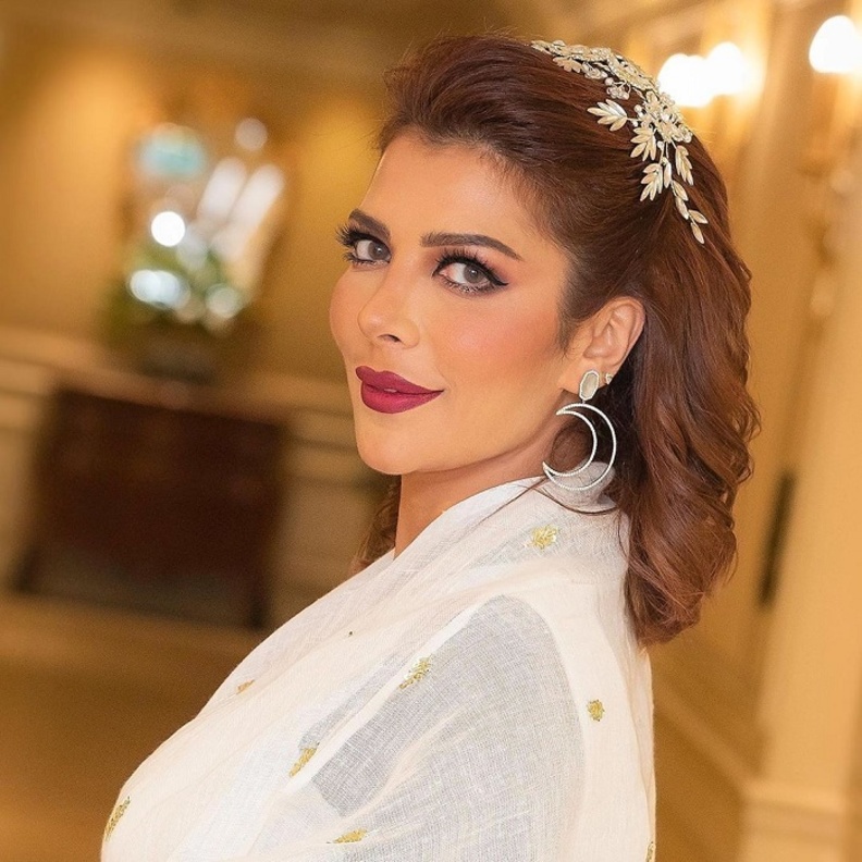 اصالة نصري بمكياج بنفسجي مشرق