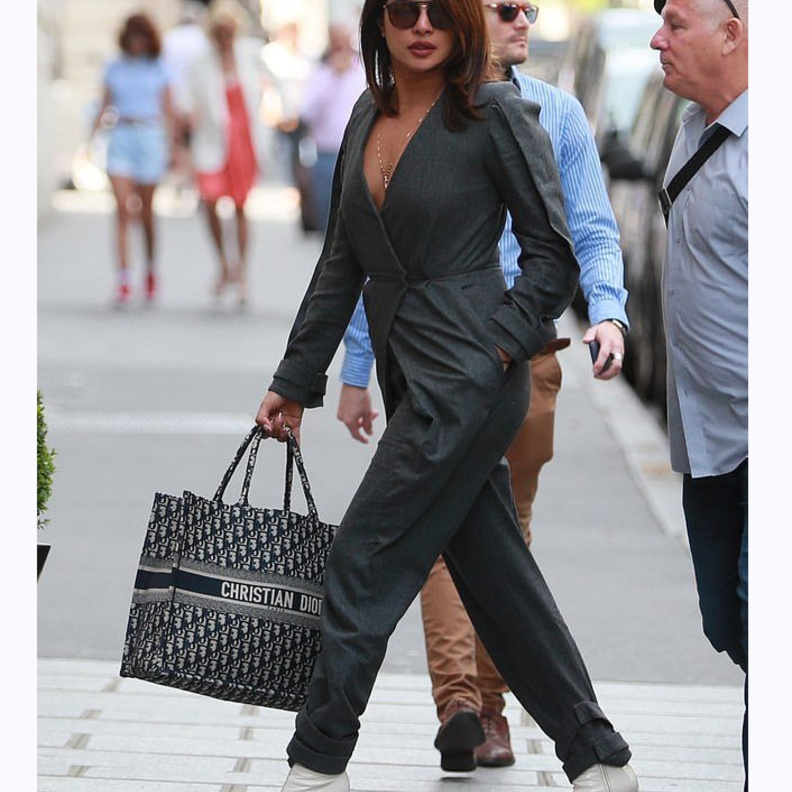  ناسب الجمبسوت الجزمة البيضاء من جيمي شو إضافة إلى حقيبة ديور الكبيرة