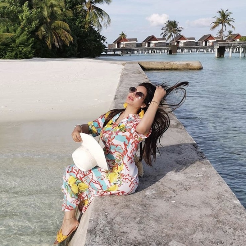 القبعات والصنادل المفتوحة مع اطلالات مناسبة للبحر