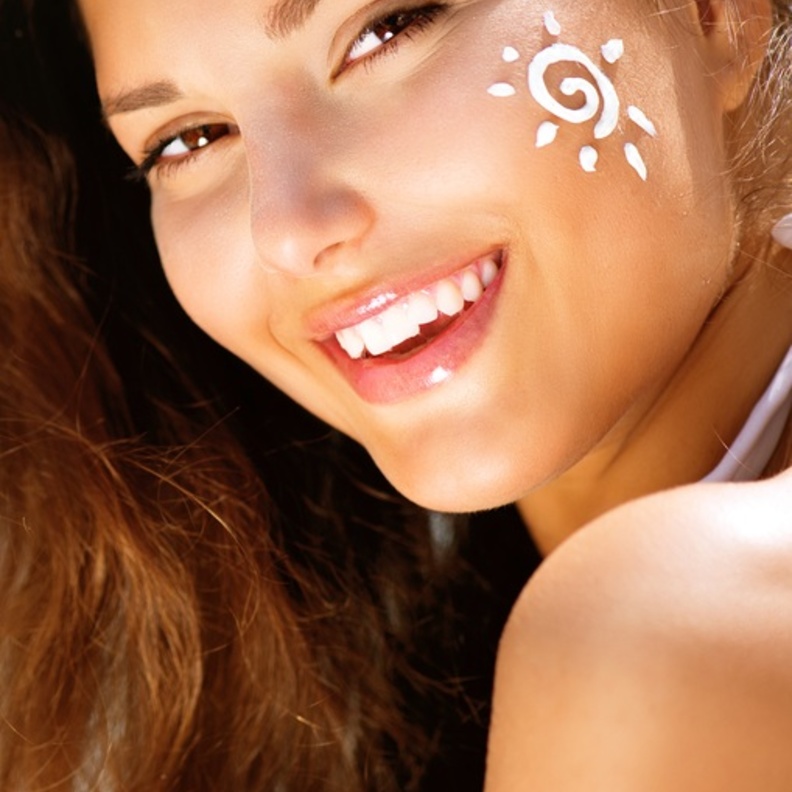 عالجي حروق الشمس بعد السباحة بالخلطات الطبيعية