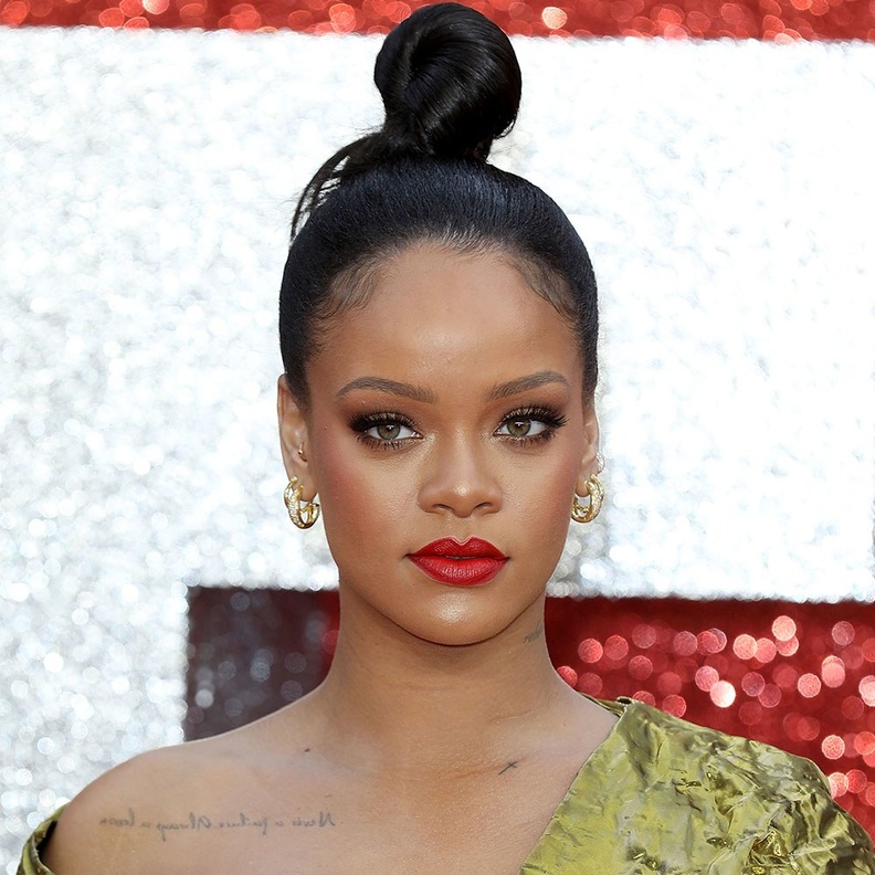 ريهانا Rihanna بكعكة الشعر المرفوعة المثبتة