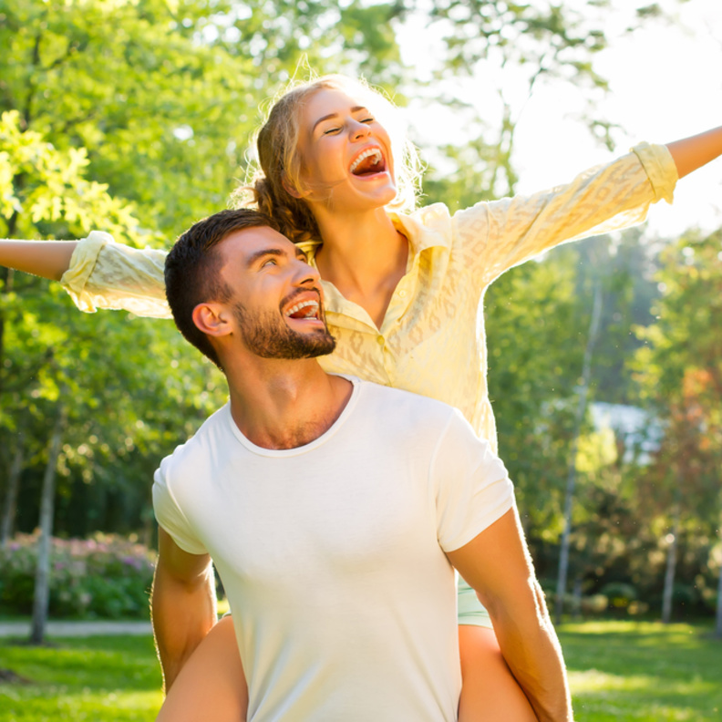 الرجل يعشق المرأة الرومانسية