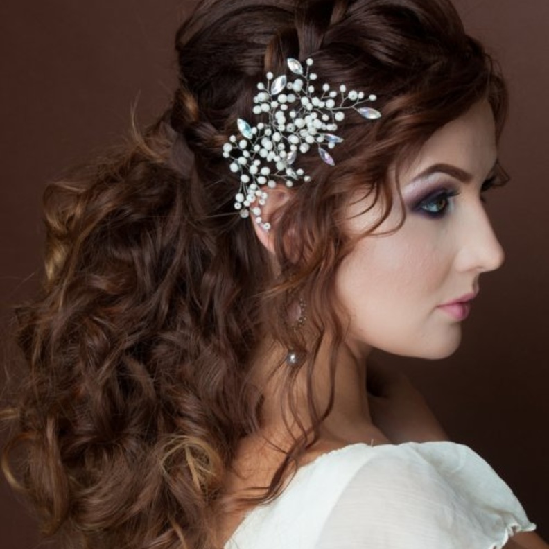 الشعر الكيرلي الطويل المنسدل يجعل إطلالة صديقة العروس تبدو جذابة وطبيعية يوم العرس