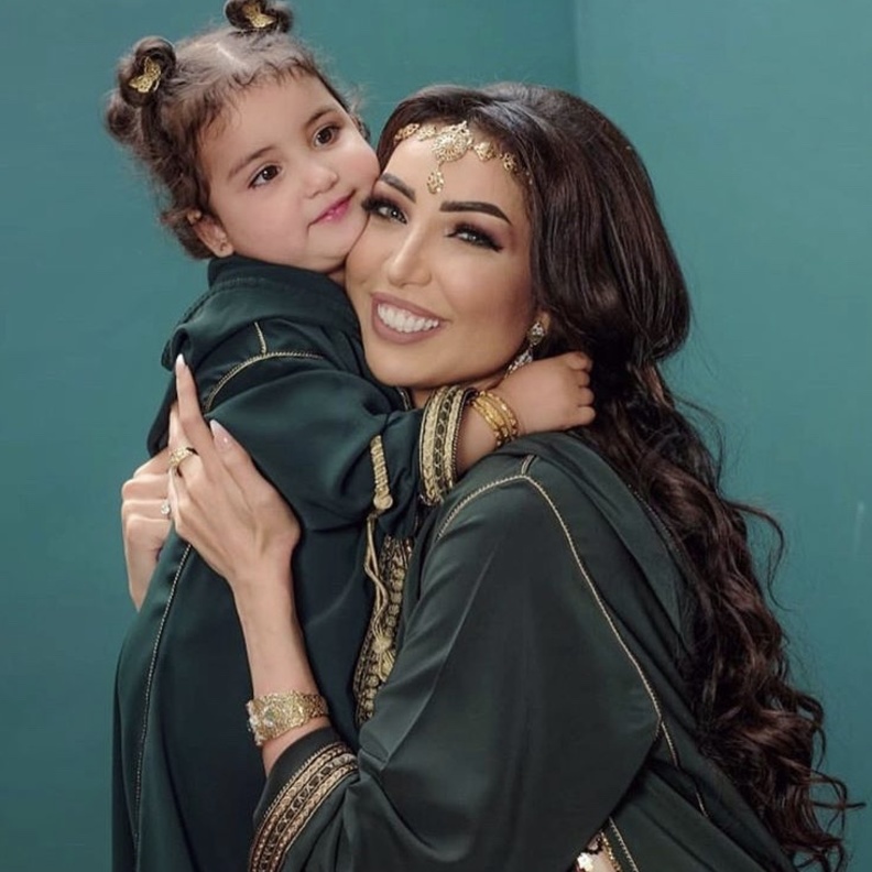 دنيا بطمة وابنتها