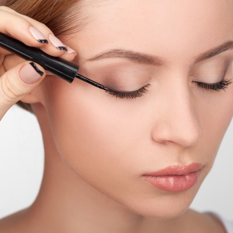 ارسمي الكحل السائل بمحاذات الرموش ونحو الخارج