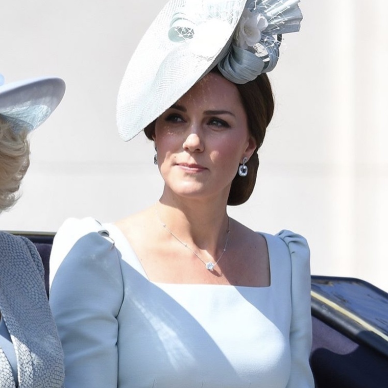 تعشق كيت القبعات الجانبية وتتألق بها في الإطلالات الرسمية