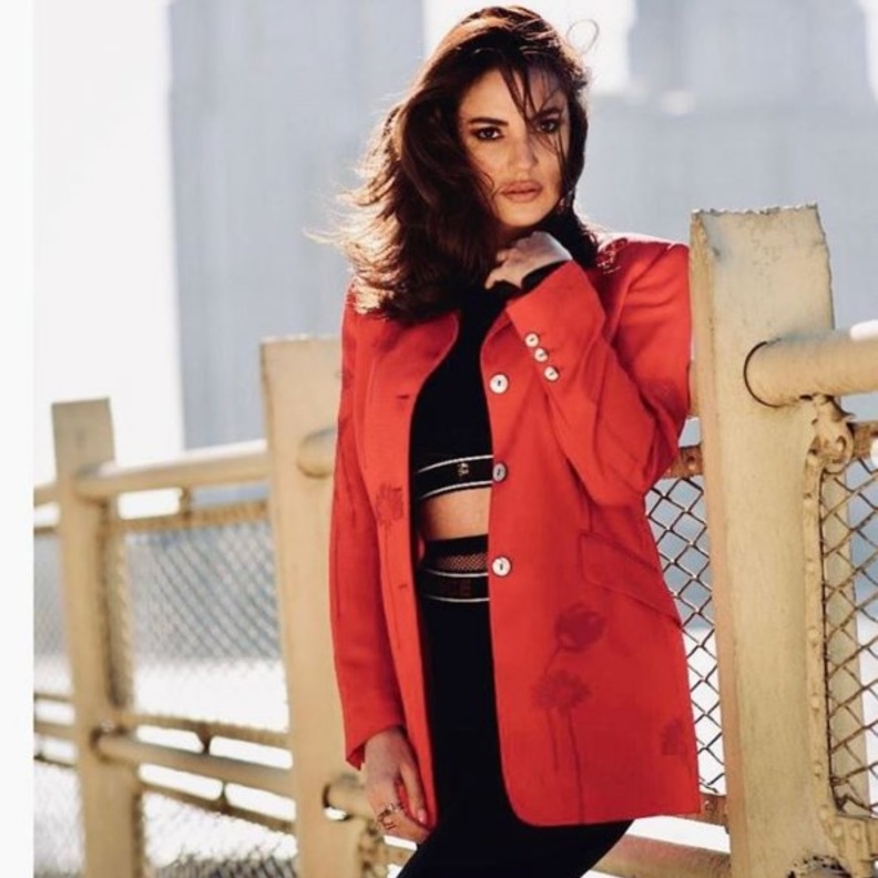 اليسا مع صديقاتها بقميص أسود شفاف