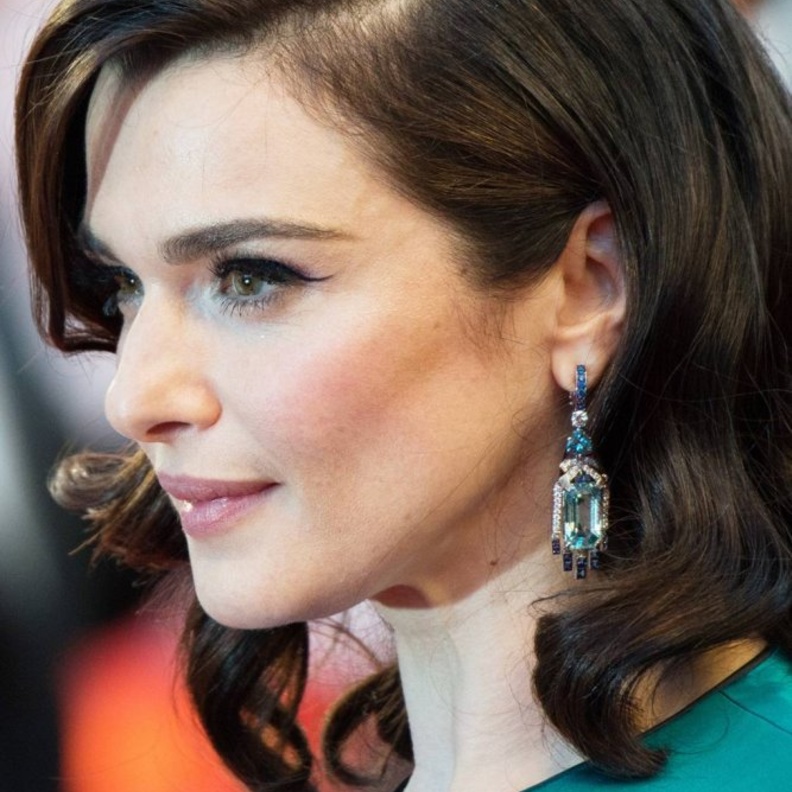 تايلور هيل فاتنة بمجوهرات شوميه