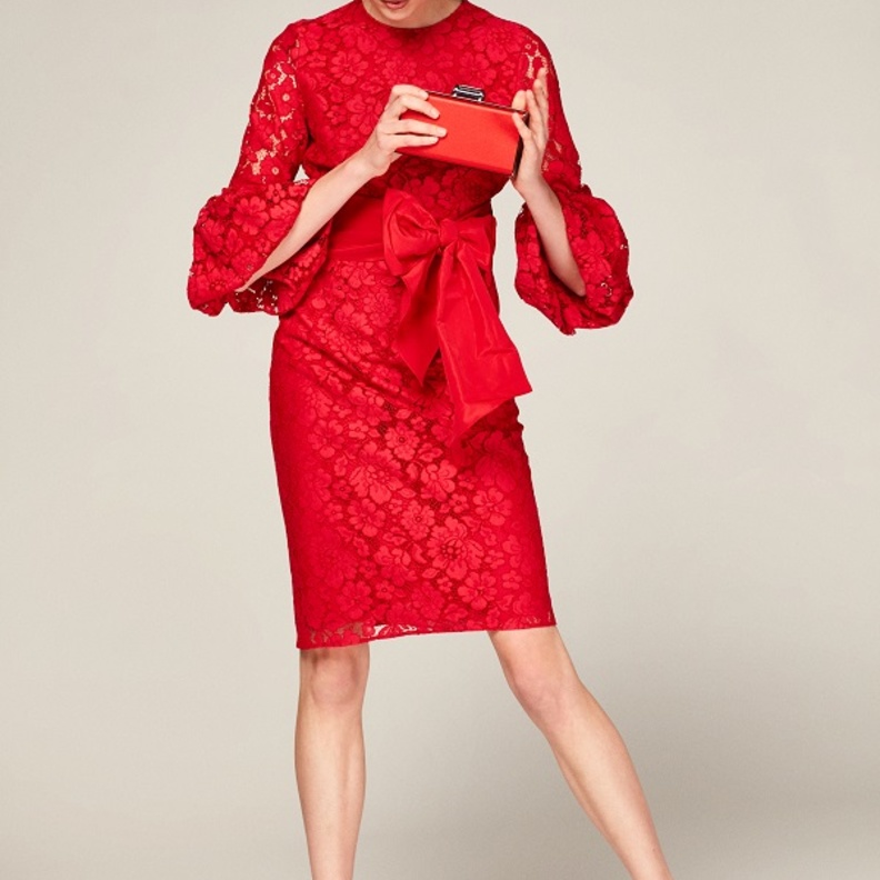 فستان أحمر أنيق من مجموعة خريف وشتاء 2019 