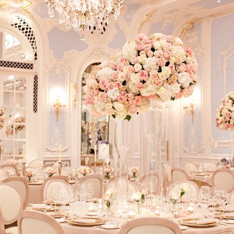 أدخلي اللون الوردي الى فساتين الوصيفات وباقة الورود