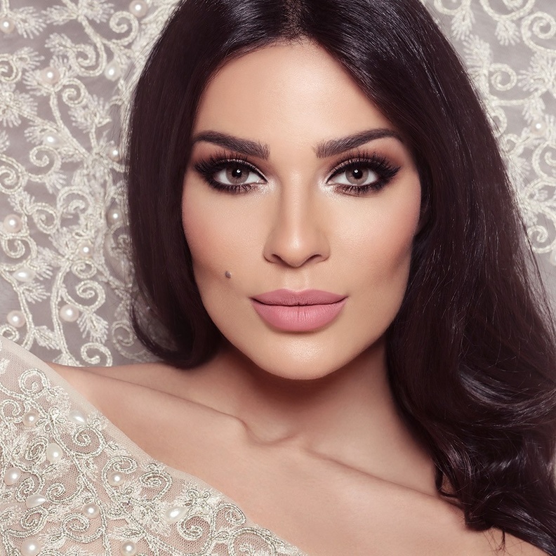 تألقت نادين نجيم بمكياج برونزي مات وساحر على كامل الجفون العليا مع الخطوط الزرقاء