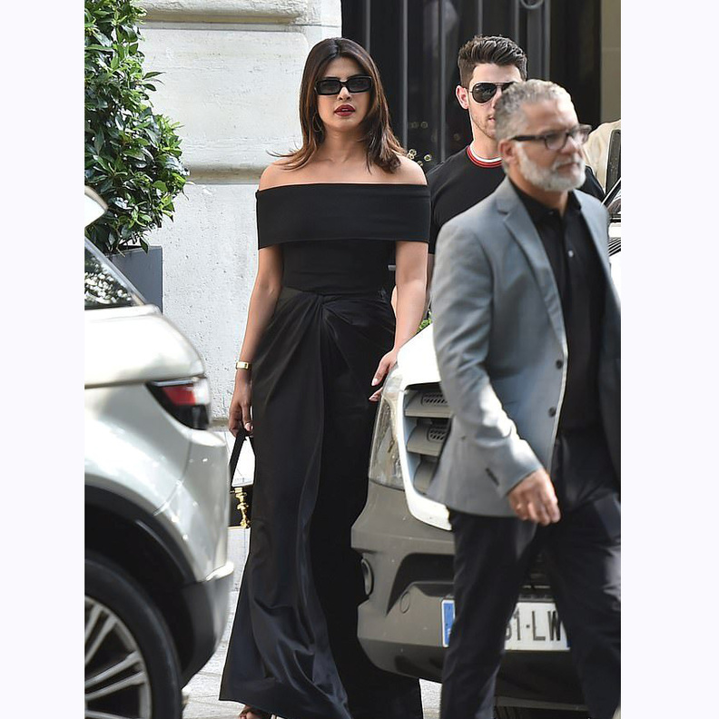 أطلّت شوبرا بتوب بأكتاف مكشوفة وتنورة ماكسي من قماش الساتان معقودة عند الخصر