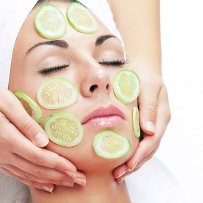 امسي وجهك الدهني الحساس بعصير الخيار قبل وضع شرائحه للحصول على عناية فائقة الجمال