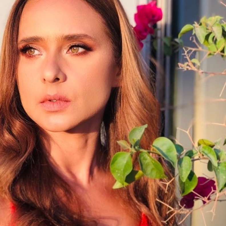 نيللي كريم تشارك جمهورها بإطلالة جمالية ناعمة تُظهر جمال عينيها