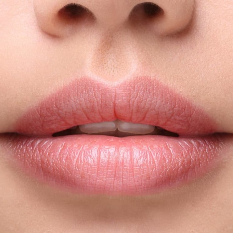 الفم الواسع هو عندما يكون فيه الطول الأفقي للفم من زاوية إلى أخرى طويلاً أو واسعاً