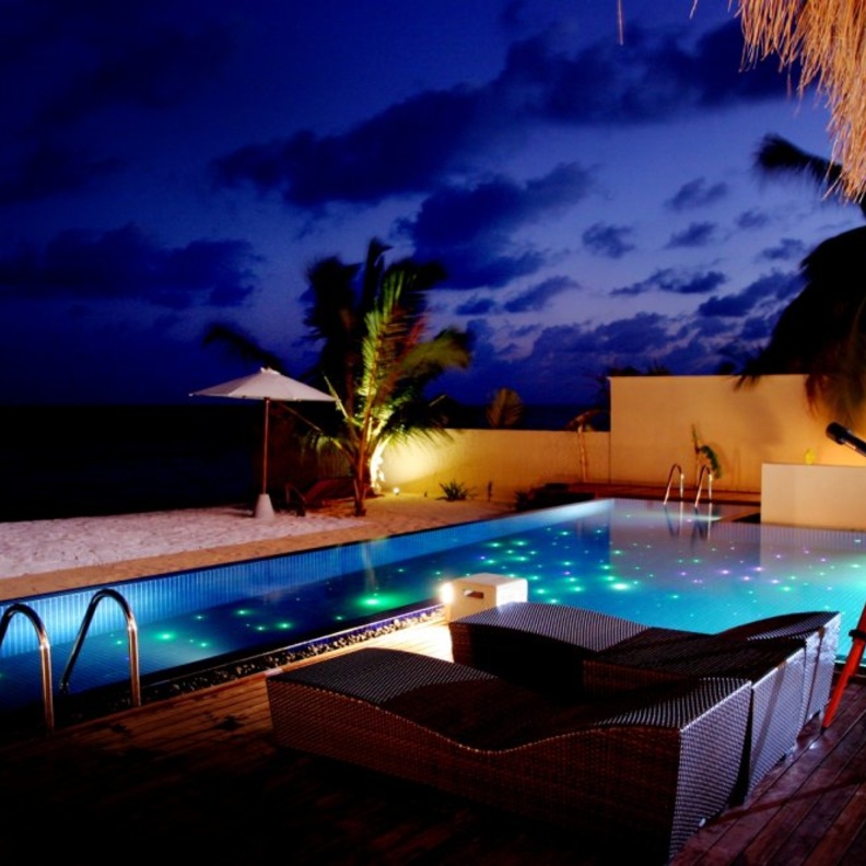 (Huvafen Fushi)مسبح هوفافن فوشي في المالديف يمتاز باضاءه ساحره