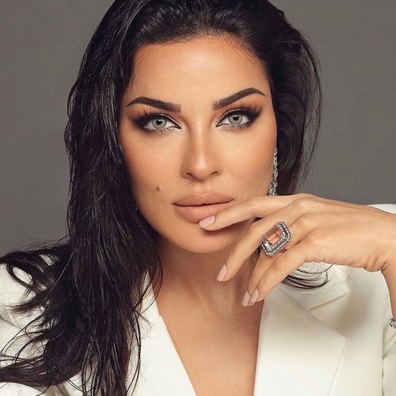 نادين نجيم بصور متداولة مع شقيقها شادي