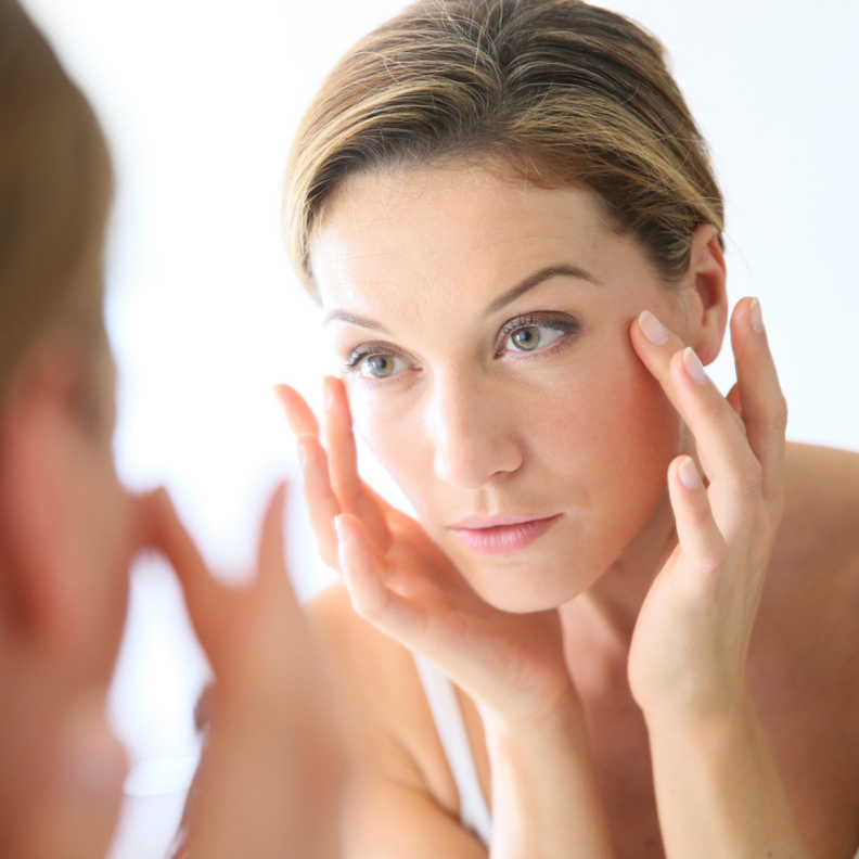 علامات الشيخوخة المبكرة عند النساء وطرق الوقاية منها