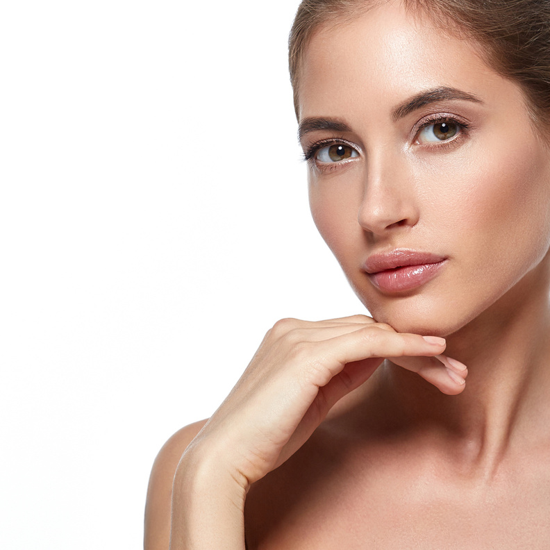 اجمعي الخطوط المنقطة بخطوط قاسية على جوانب الانف للحصول على طول الانف