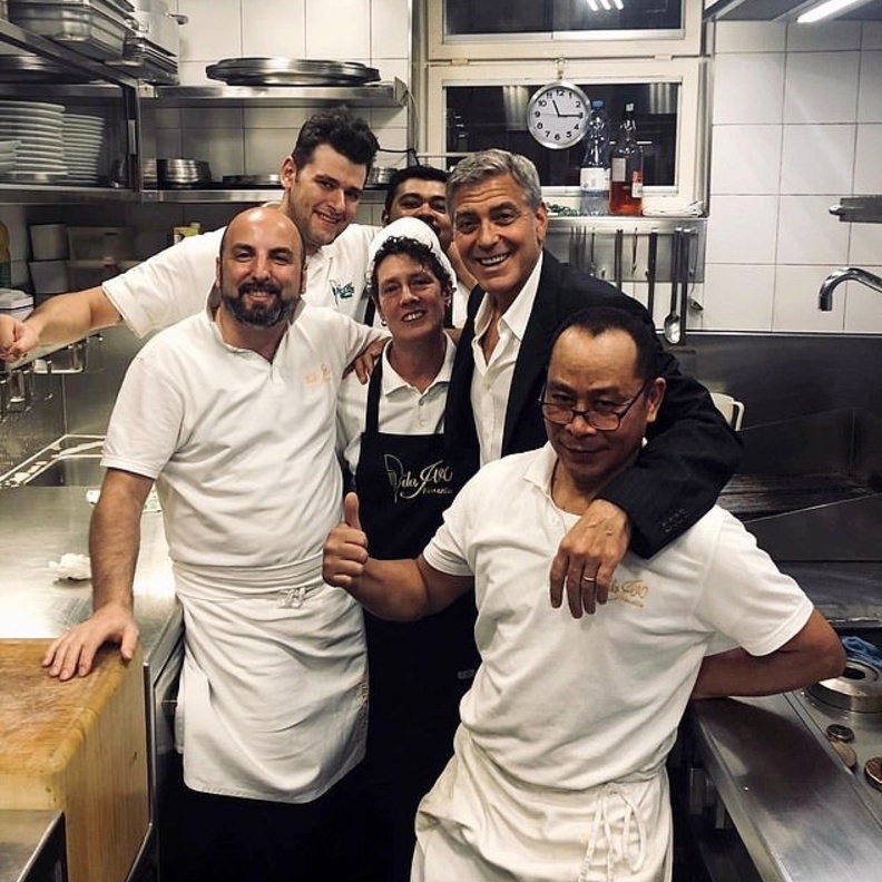 مجموعة من الطهاة يعبرون عن إعجابهم بجورج كلوني في صورة التقطوها معه في مطبخ إحدى مطاعم فينيسيا