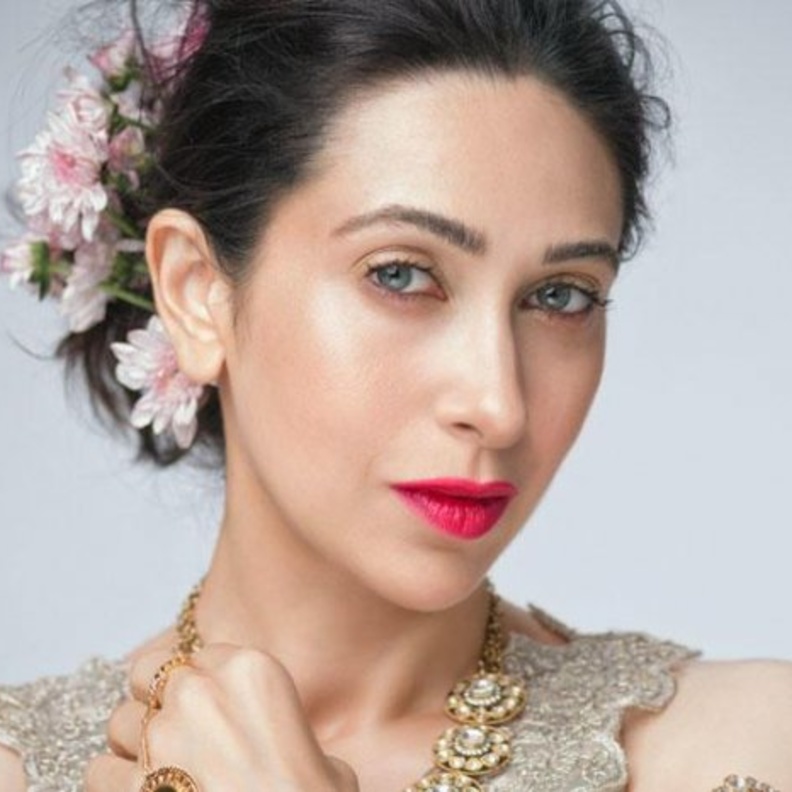  كاريشما كابور Karisma Kapoor تحتفل بعيد ميلادها بصحبة أفراد عائلتها.