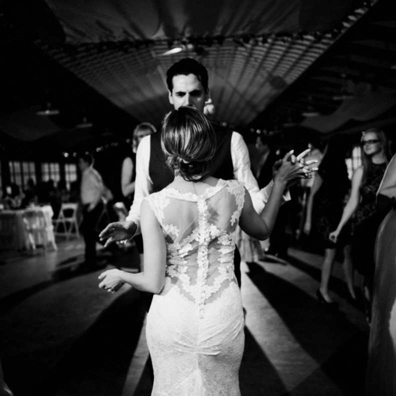 على العريس أن يحافظ دائما على ابتسامته و يمدح جمال عروسته و إطلالتها