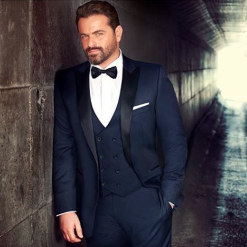 اللون الكحلي الراقي ببدلة مكونة من ثلاث قطع