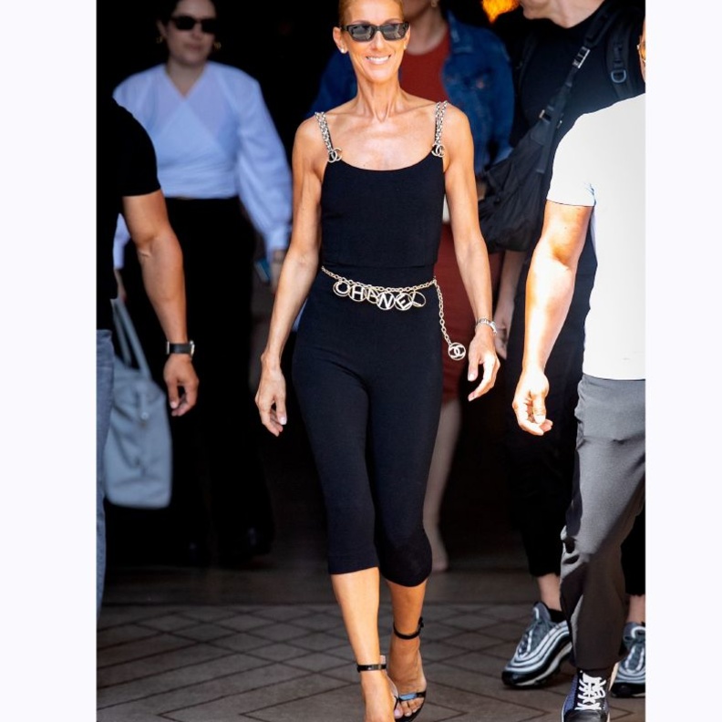 ديون حوّلت شوارع باريس إلى منصة عرض بأزيائها.