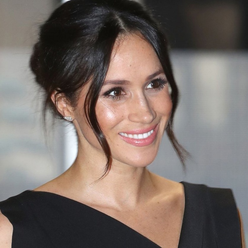 اختاري تسريحات شعر مع الخصل الأمامية المنسدلة بأسلوب ميغان ماركل