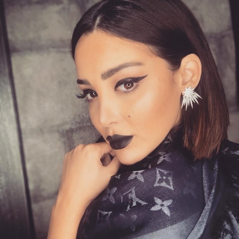 أحمر شفاه بني وقوي من اختيار بسمة بوسيل