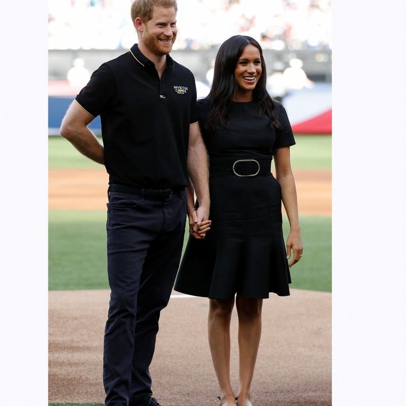 تزيّنت بأقراط من تصميم Jennifer Meyer وأسوارة من Wwake