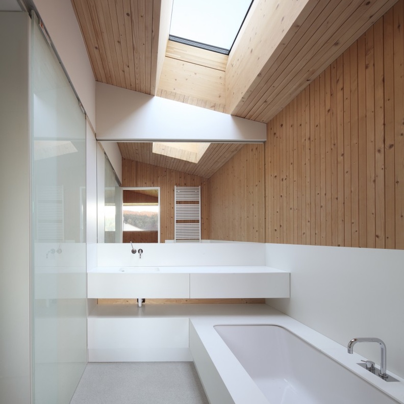 المقعد الخشبي يميز ديكور الحمام المودرن بلونه الأبيض الناصع