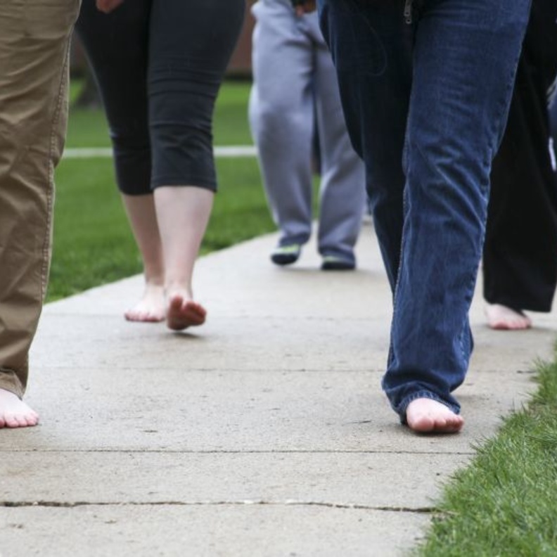 المشي حافي القدمين يعزز الصحة العامة