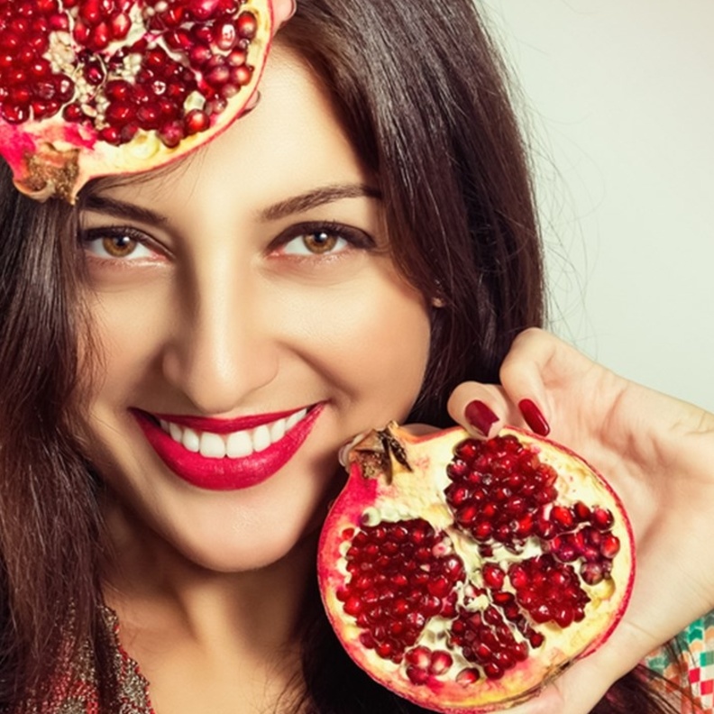 مشروب عصير الرمان بدون إضافات مفيد لصحة العروس قبل وبعد الزواج