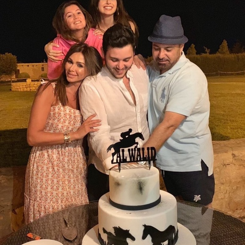 نشر الوليد الحلاني صورة له مع عائلته أثناء احتفالهم بعيد ميلاده