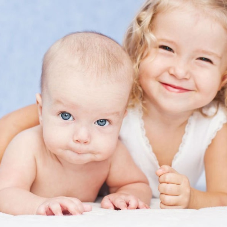 4 أمور تجعل الطفل لا يغار من شقيقه الرضيع