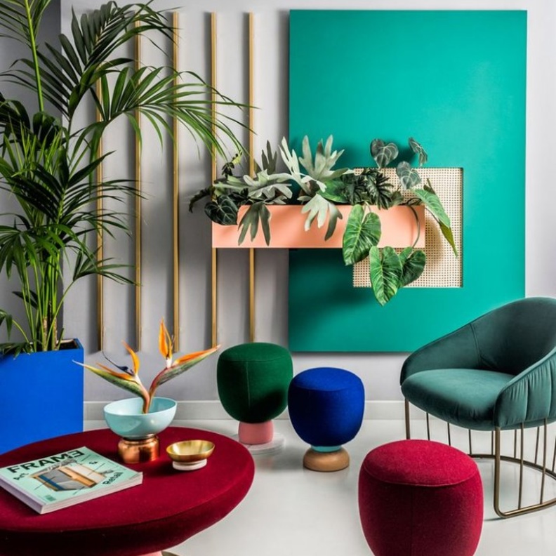 جمال الألوان البراقة في ديكور غرفة المعيشة