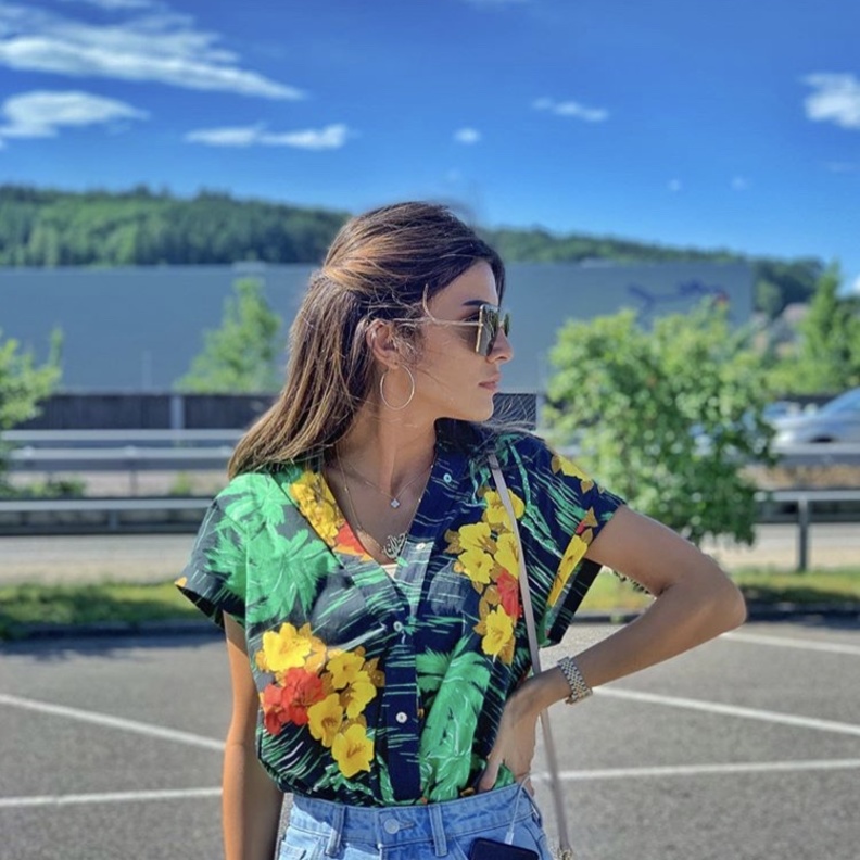  اختيار القطع المبهجة بطبعات جذابة وتنسيقها مع بنطلون جينز