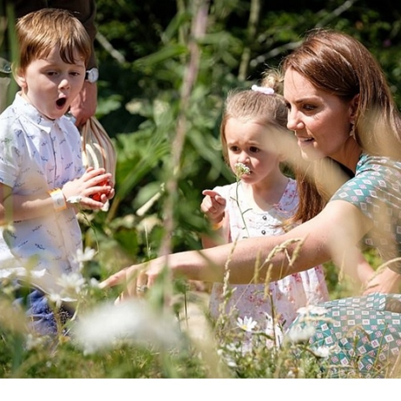 كيت ميدلتون تُدهش الأطفال في نزهة لاستكشاف الطبيعية في حديقة قصر هامبتون