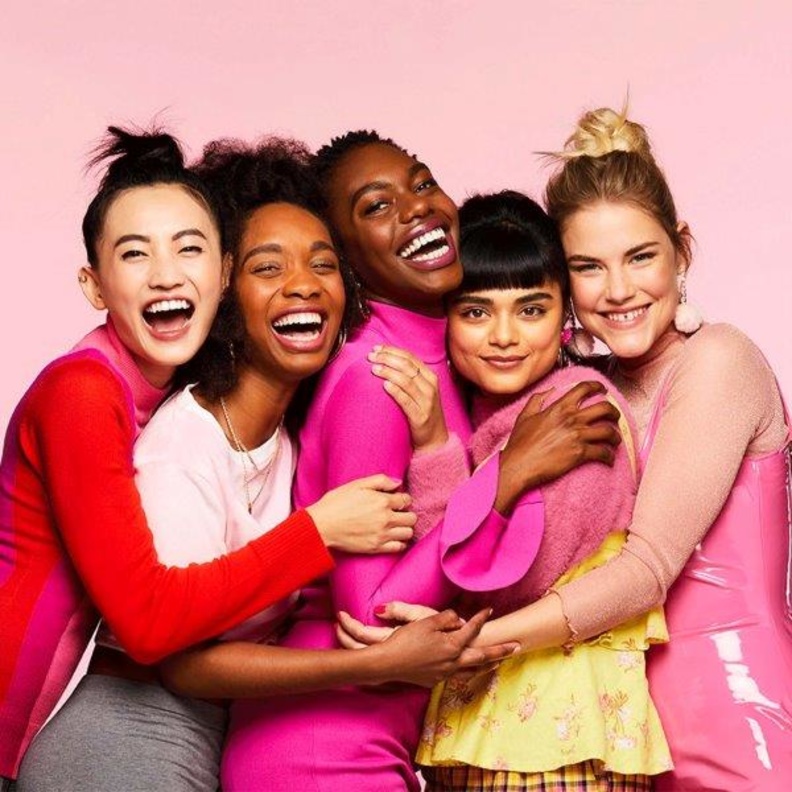  لإشراقة خالية من الشوائب.. اليكِ مستحضرات Hello Happy الرائعة من Benefit 