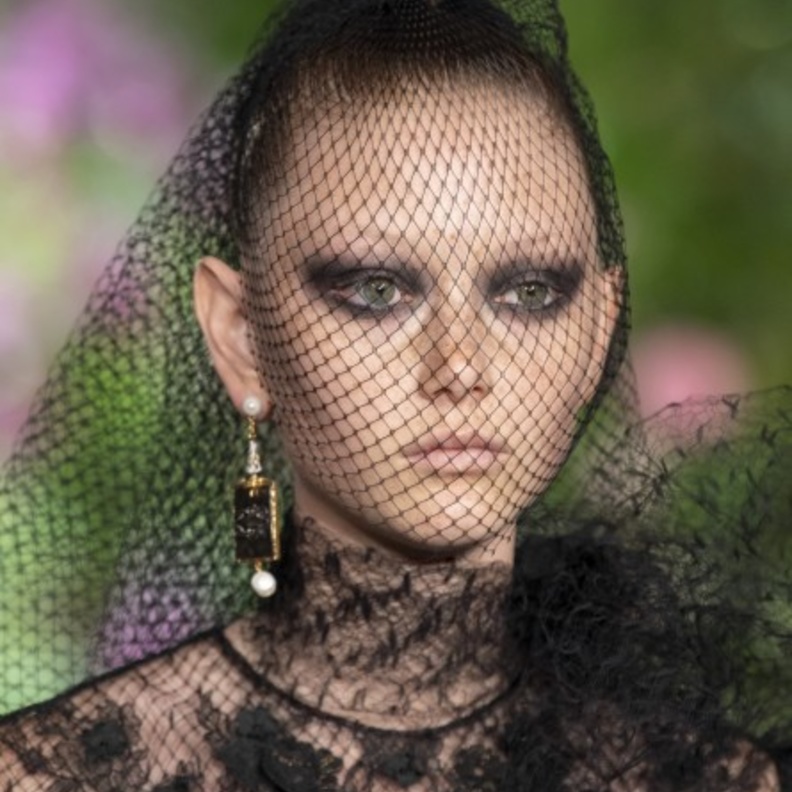 رسمات الآيلاينر السوداء والمات بأسلوب عارضات Farhad Re