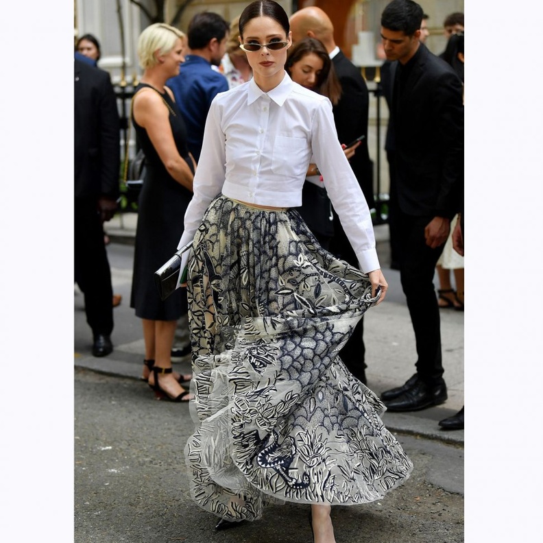 إطلالة راقية للجميلة Pixie Lott ببدلة رسمية ساتان باللون الفوشيا خلال عرض Schiaparelli