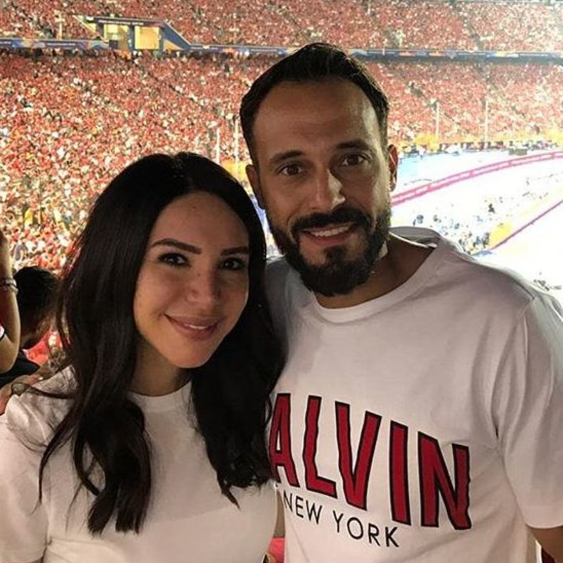 يوسف الشريف مع زوجته انجي علاء