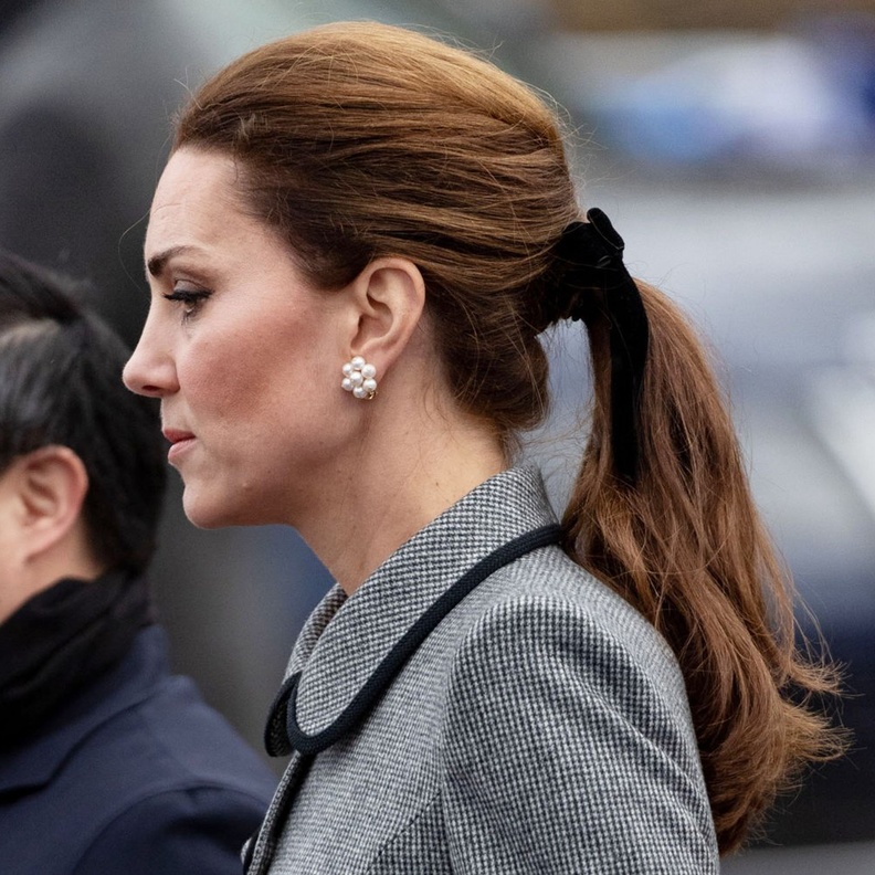 تسريحات شعر ذيل الحصان المنخفضة مع الرباط مستوحاة من كيت ميدلتون