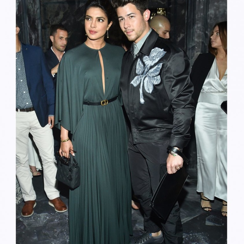 نسّقت مع الفستان حزاماً رفيعاً من ديور