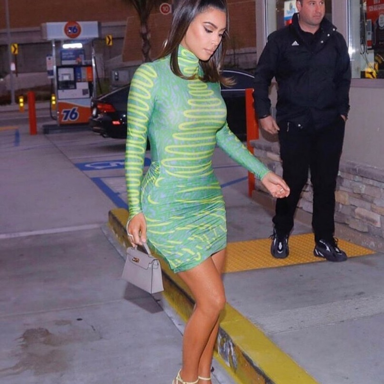 أجدد فساتين كيم كارداشيان الضيقة تثير الجدل