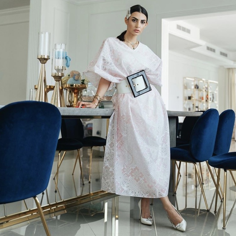 حزام عريض مع القفطانات الواسعة